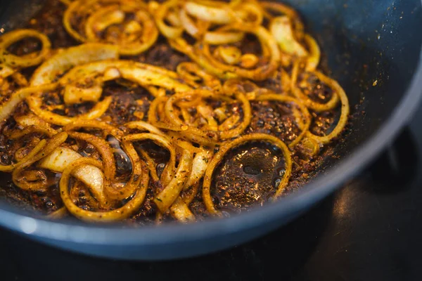 Jednoduchá Koncepce Potravin Karamelizované Cibulové Kroužky Kari Kořením — Stock fotografie