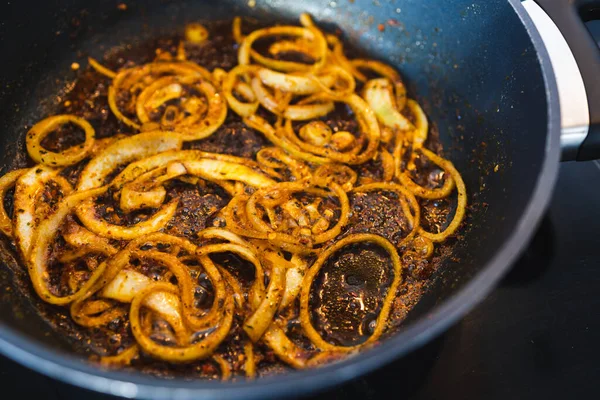 Basit gıda malzemeleri konsepti, köri ve baharatlı karamelize soğan halkaları.