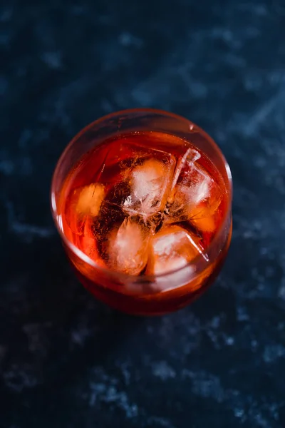 夏のドリンクやアルコール飲料暗い背景の氷とさわやかな赤いスプリッツカクテル — ストック写真