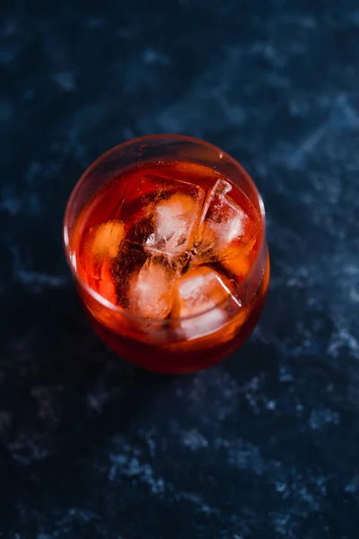 Летние Напитки Алкогольные Напитки Освежающий Красный Коктейль Spritz Льдом Темном — стоковое фото