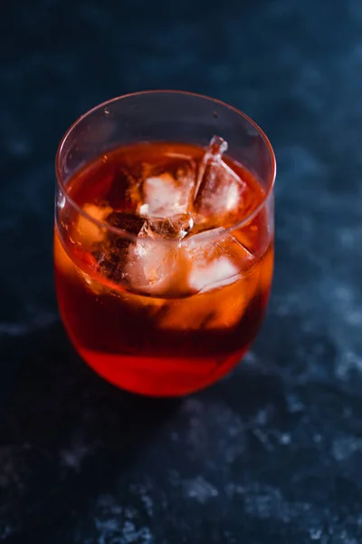 음료와 어두운 배경의 얼음과 칵테일 — 스톡 사진