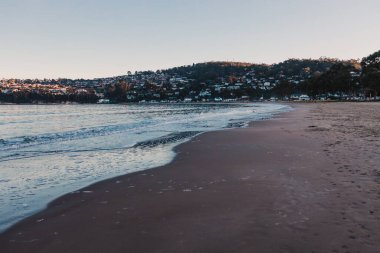 HOBART, TASMANIA - 13 Temmuz 2020: Güney Hobart 'ta gün batımında insansız güzel, el değmemiş Tazmanya plajı