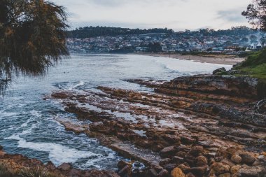 HOBART, AUSTRALYA - 21 Ağustos 2020: Güney Hobart 'taki popüler Blackmans Körfezi Sahili manzarası