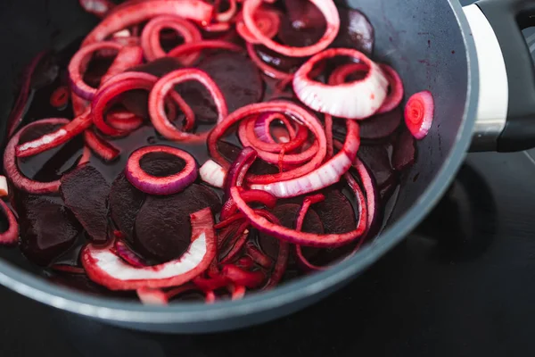 Enkel Mat Ingredienser Koncept Röda Lökringar Och Skivor Rödbetor Potten — Stockfoto