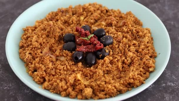 Vegan Πικάντικο Cous Cous Καρυκεύματα Από Μαροκινό Και Κουρκουμά Ελιές — Αρχείο Βίντεο