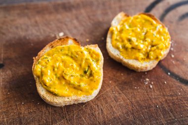 Basit gıda malzemeleri konsepti, tatlı potoato ve lahana soslu ekmek dilimleri.