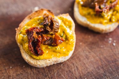 Basit gıda malzemeleri konsepti, tatlı potoatolu ekmek dilimleri ve kurutulmuş domatesli lahana sosu.