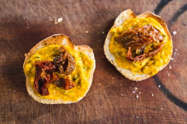 Basit gıda malzemeleri konsepti, tatlı potoatolu ekmek dilimleri ve kurutulmuş domatesli lahana sosu.