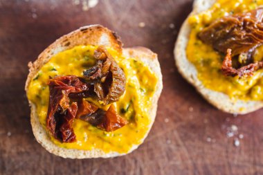 Basit gıda malzemeleri konsepti, tatlı potoatolu ekmek dilimleri ve kurutulmuş domatesli lahana sosu.