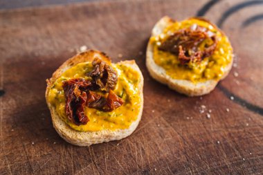 Basit gıda malzemeleri konsepti, tatlı potoatolu ekmek dilimleri ve kurutulmuş domatesli lahana sosu.