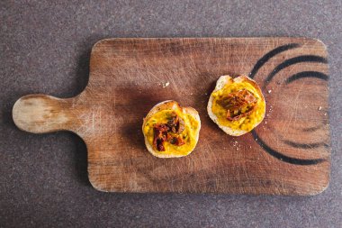 Basit gıda malzemeleri konsepti, tatlı potoatolu ekmek dilimleri ve kurutulmuş domatesli lahana sosu.