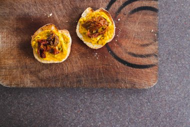 Basit gıda malzemeleri konsepti, tatlı potoatolu ekmek dilimleri ve kurutulmuş domatesli lahana sosu.