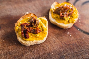 Basit gıda malzemeleri konsepti, tatlı potoatolu ekmek dilimleri ve kurutulmuş domatesli lahana sosu.