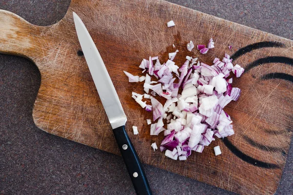 Concepto Ingredientes Alimentarios Simples Cebolla Roja Picada Tabla Cortar Con —  Fotos de Stock