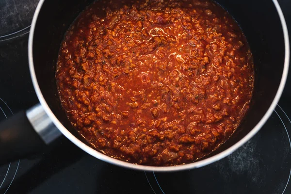 sağlıklı bitkisel yemek tarifleri konsepti, vegan mercimek ve baharatlı sebze protein ragu sosu.