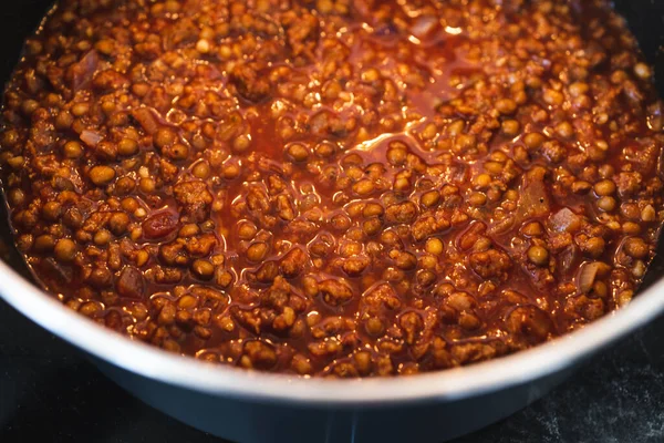 sağlıklı bitkisel yemek tarifleri konsepti, vegan mercimek ve baharatlı sebze protein ragu sosu.