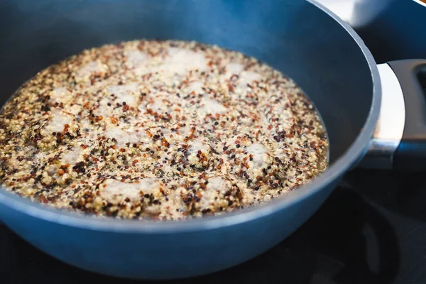 Hälsosam Växtbaserad Mat Recept Koncept Tricolor Quinoa Kryddat Med Nutritionalyeast — Stockfoto