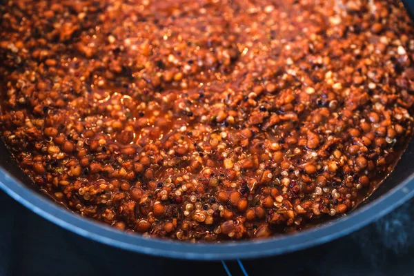 Sağlıklı bitkisel yemek tarifleri konsepti, vegan mercimek ve kinoalı dokulu sebze protein ragu.