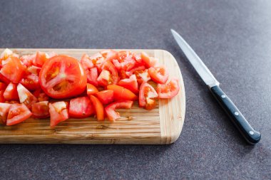 Basit gıda malzemeleri konsepti, kesilmiş taze çiğ domatesler.