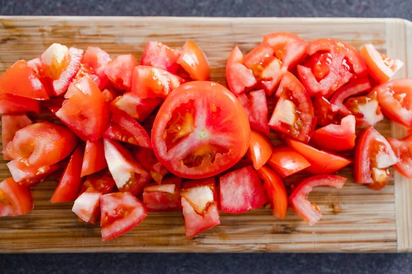 Basit gıda malzemeleri konsepti, kesilmiş taze çiğ domatesler.
