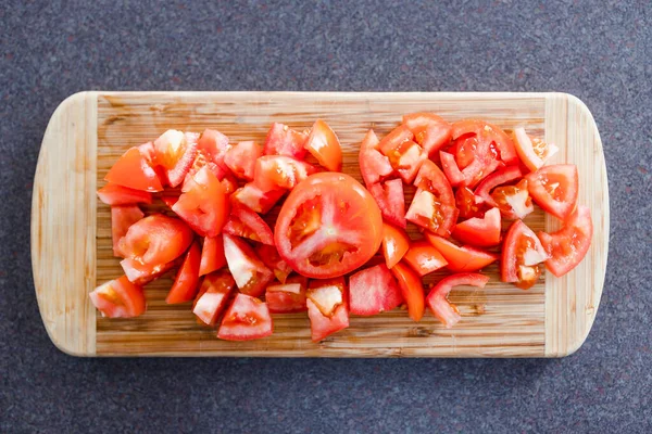 Basit gıda malzemeleri konsepti, kesilmiş taze çiğ domatesler.