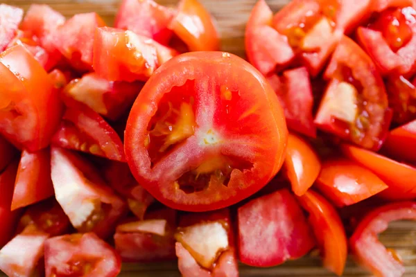 Basit gıda malzemeleri konsepti, kesilmiş taze çiğ domatesler.