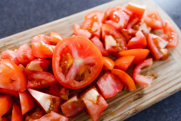 Basit gıda malzemeleri konsepti, kesilmiş taze çiğ domatesler.