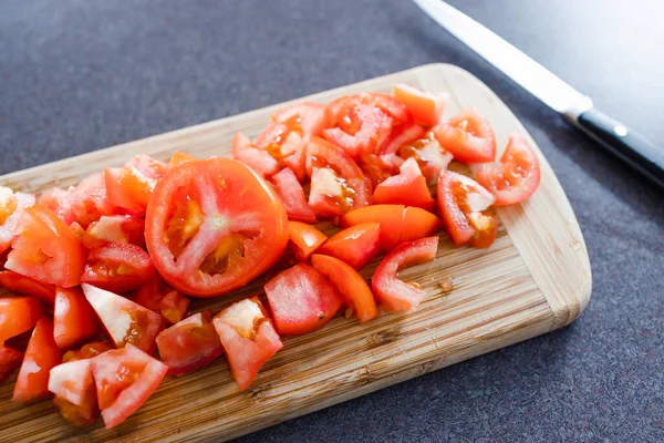 Concepto Ingredientes Alimentarios Simples Tomates Crudos Frescos Cortados Cubitos Tabla — Foto de Stock