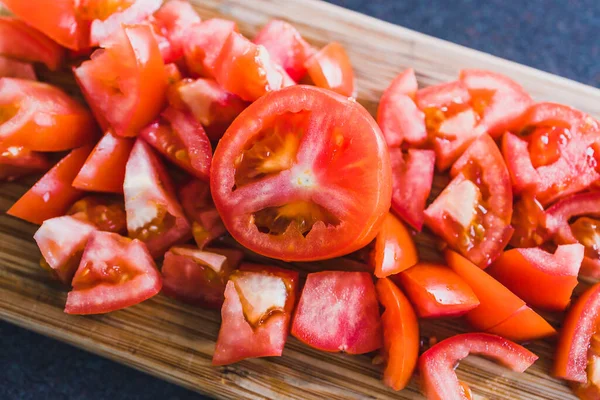 Concepto Ingredientes Alimentarios Simples Tomates Crudos Frescos Cortados Cubitos Tabla — Foto de Stock