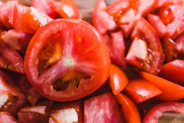 Basit gıda malzemeleri konsepti, kesilmiş taze çiğ domatesler.