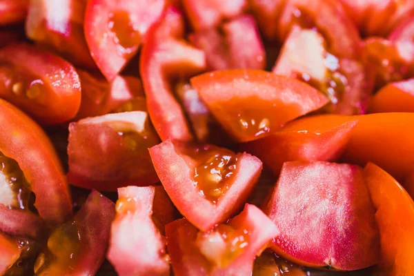 Basit gıda malzemeleri konsepti, kesilmiş taze çiğ domatesler.