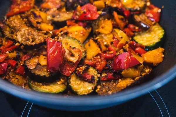 Hälsosam Växtbaserad Mat Recept Koncept Vegan Aubergine Zucchini Och Röd — Stockfoto