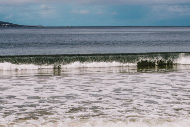 Güney Tazmanya 'da gün batımında okyanus dalgaları