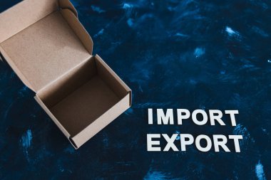 Uluslararası ticaret ve küresel iş konsepti, Paket kutusunun yanındaki İçeriye Aktarma metni