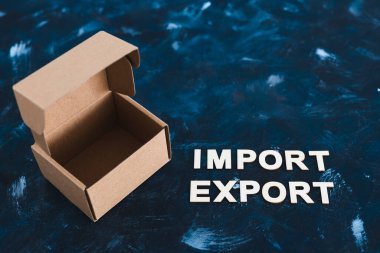 Uluslararası ticaret ve küresel iş konsepti, Paket kutusunun yanındaki İçeriye Aktarma metni