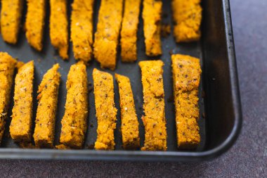 sağlıklı bitkisel yemek tarifleri konsepti, vegan sütsüz polenta cipsleri fırın tepsisinde