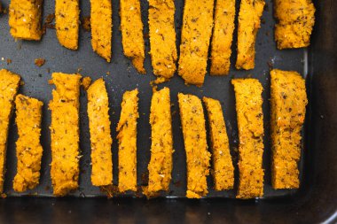 sağlıklı bitkisel yemek tarifleri konsepti, vegan sütsüz polenta cipsleri fırın tepsisinde