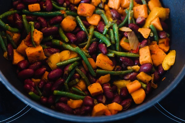 sağlıklı bitkisel yemek tarifleri konsepti, karışık sebzelerin sobada tavada sotelenmesi. 