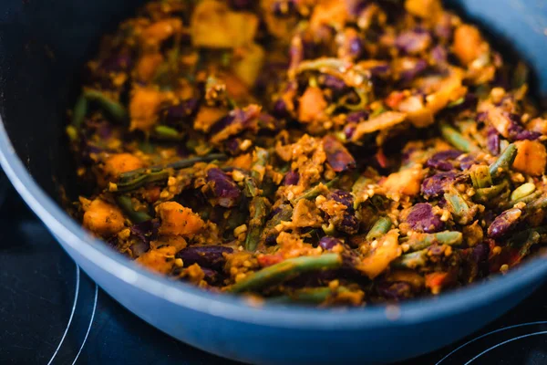 Sağlıklı bitkisel yemek tarifleri konsepti, karışık sebzeler ve fırında sotelenen kırmızı böbrek fasulyeleri. 