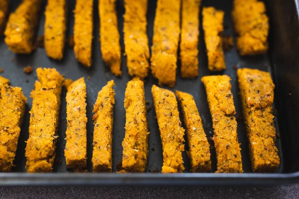 sağlıklı bitkisel yemek tarifleri konsepti, vegan sütsüz polenta cipsleri fırın tepsisinde