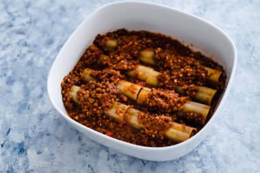 sağlıklı bitkisel yemek tarifleri konsepti, vegan mercimek ragu cannelloni makarnası fırına girmeden önce pişirilir.