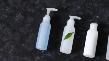 Doğal güzellik ürünleri, bir grup losyon ve nemlendirici yeşil yapraklı ve kameralı.