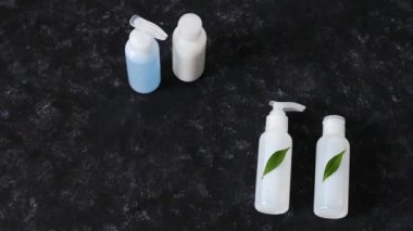 Doğal güzellik ürünleri, bir grup losyon ve yeşil yapraklı nemlendirici.