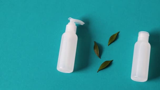 Productos Belleza Natural Grupo Lociones Hidratantes Con Hojas Verdes Cámara — Vídeos de Stock