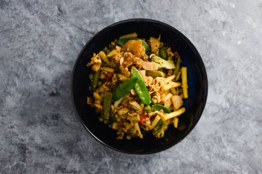 sağlıklı bitkisel yemek tarifleri konsepti, sebze bazlı protein ile vegan kızartması