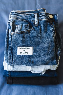 Giysilerinizi düzenlemek, düzenlemek, depolamak ve farklı kot pantolonlara farklı renkte etiketler bağışlamak