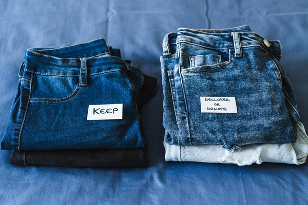 Arrumando Organizando Seu Guarda Roupa Mantenha Declutter Doar Rótulo Jeans — Fotografia de Stock