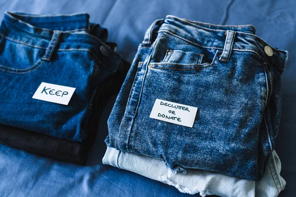 Arrumando Organizando Seu Guarda Roupa Mantenha Declutter Doar Rótulo Jeans — Fotografia de Stock