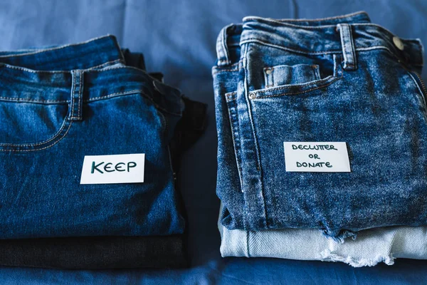 Arrumando Organizando Seu Guarda Roupa Mantenha Declutter Doar Rótulo Jeans — Fotografia de Stock