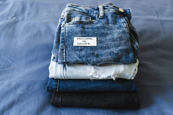 Opruimen Organiseren Van Garderobe Declutter Doneren Label Verschillende Jeans Verschillende — Stockfoto